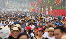 Đền Hùng trước ngày giỗ Tổ đông nghẹt thở, hàng nghìn du khách hòa chung lễ hội
