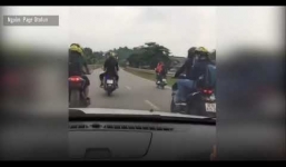 Phẫn nộ nhóm phượt thủ cười đùa, dàn hàng ngang suốt 30km không cho ô tô vượt