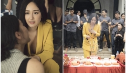 Diện vest xẻ sâu không mặc nội y, Mai Phương Thúy phải lấy tay che ngực