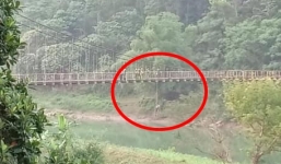 Kinh hãi thi thể nam thanh niên treo lơ lửng giữa cầu ở Hà Giang