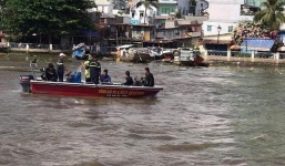 Nam thanh niên bỏ xe máy trên cầu đi uống nước, mặc cảnh sát ngụp lặn dưới sông tìm
