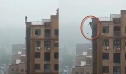 Kinh hoàng khoảnh khắc nam thanh niên hụt chân ngã từ chung cư cao tầng chết thảm