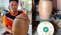 Đào móng nhà, người dân Nghệ An phát hiện hũ tiền cổ nặng 36kg