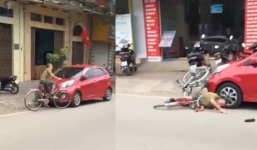 Clip ma men đạp xe lề bên trái rồi lao đầu thẳng vào ô tô rất dứt khoát