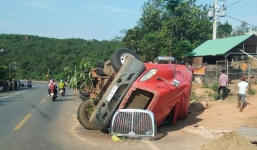 Tá hỏa phát hiện 2 anh em ruột bị đè tử vong dưới xe container bị lật