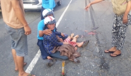 Bức ảnh ám ảnh trên MXH: Mẹ gào khóc ôm thi thể con bị xe khách cán qua người