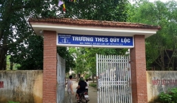 Nhắc nhở nam sinh, thầy giáo bị phụ huynh đến trường đuổi đánh ngã đến nhập viện