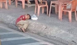 Xót lòng hình ảnh bé trai lấm lem nằm co ro bên góc đường