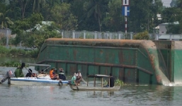 Lật sà lan trên sông Vàm Cỏ Đông khiến 2 người chết và mất tích