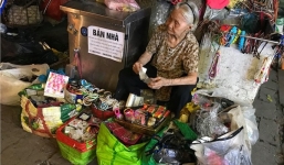 Bức ảnh cụ bà 90 tuổi nhọc nhằn tựa tấm lưng còng bên quầy hàng vắng khiến dân mạng xót xa