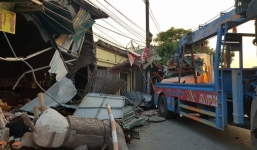 Nam Định: Tài xế container mất lái tông đổ sập 4 ngôi nhà trong đêm