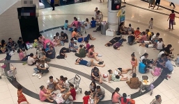 Dân mạng tranh cãi bức ảnh nhiều người nằm la liệt trong TTTM khi nắng nóng tới 40 độ