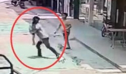 Gã đàn ông bị đánh túi bụi vì cả gan bắt cóc bé trai 3 tuổi giữa ban ngày