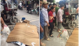 Xe ba gác lật nghiêng khi xuống dốc, đè chết người đi xe máy ở Hà Nội