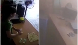 Clip: Thót tim khoảnh khắc xe tải chở gạch mất lái lao thẳng vào cửa hàng tạp hóa