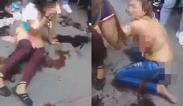 Dân mạng tranh cãi đoạn clip hai người phụ nữ bị lột đồ, cắt trụi tóc vì ăn cắp