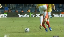 Clip: Công Phượng bị cầu thủ đội Thái Lan chơi xấu, sút vào chỗ hiểm