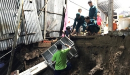 Cà Mau: Hàng loạt căn nhà bị kéo xuống sông, người dân ôm tài sản tháo chạy