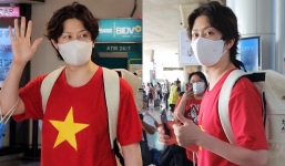 Heechul (Super Junior) mặc áo cờ đỏ sao vàng, tươi rói xuất hiện tại Việt Nam