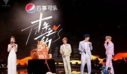 Concert 10 năm 'độc lạ' của TFBOYS: Đại chiến đèn led 7 màu, fan xô xát từ cổng, bánh kem đổ sập báo hiệu tan rã?