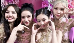 BLACKPINK kỷ niệm 7 năm debut: Đăng ảnh ở Mỹ Đình khiến fan Việt 'bấn loạn', Rosé 'chơi lớn' với hình độc lạ