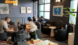 Lisa (BLACKPINK) tiếp tục lộ ảnh cùng thiếu gia tập đoàn LVMH tại phòng chờ siêu sang ở sân bay