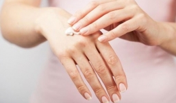 Bôi kem chống nắng quá nhiều, cô gái bị gãy xương sườn sau khi ho