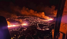 Choáng ngợp trước hình ảnh dung nham phun trào từ núi lửa trên Bán đảo Reykjanes của Iceland