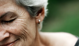 Tại sao khi già lại có nếp nhăn? Người da trắng có nếp nhăn sớm hơn người da sẫm màu?