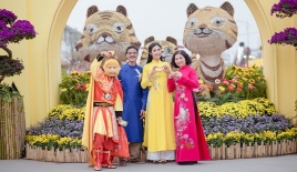 Hoa hậu Ngọc Hân và bố mẹ khoe sắc với áo dài tại đường hoa đẹp nhất Thủ đô