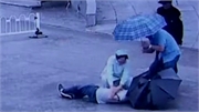 Video: Nữ y tá quỳ dưới mưa hô hấp cứu người