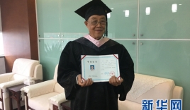 Cụ ông Trung Quốc nhận bằng cử nhân ở tuổi 88