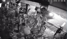 Sài Gòn: Côn đồ đánh khách dã man, đập nát quán cà phê giữa ban ngày