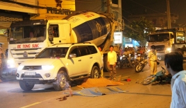 Không đội mũ bảo hiểm, 2 thanh niên chết thảm dưới bánh xe ôtô