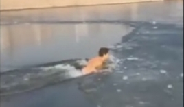 Bơi dưới mặt nước đóng băng, người đàn ông suýt chết ngạt vì không tìm ra chỗ ngoi lên