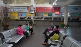 2 chuyến xe cuối cùng vừa rời khỏi bến xe Giáp Bát, đưa hành khách về với gia đình đón Giao thừa năm 2018