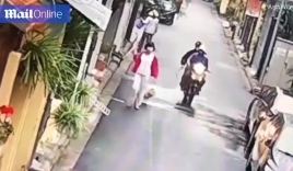 Báo Anh đăng tải clip 'cẩu tặc' táo tợn bắt chó đi dạo cùng chủ ở Hà Nội
