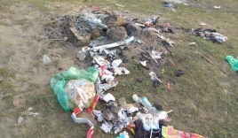 Thanh niên đi thăm mộ chó cưng ở bãi sông Hồng, phát hiện ra mộ biến thành bếp nướng thịt và xung quanh toàn là rác