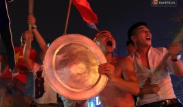 Ảnh: Cùng nhìn lại những màn ăn mừng cực chất từ các cổ động viên cả nước sau chiến thắng lịch sử của tuyển Olympic Việt Nam