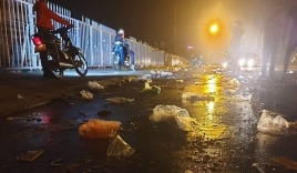 Quảng trường SVĐ Mỹ Đình ngập rác sau trận đấu với Malaysia