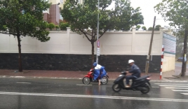 Clip gió bão quật ngã người đi xe máy ở Vũng Tàu