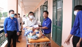 Nghị lực của nữ sinh Bình Phước đến điểm thi bằng xe cứu thương