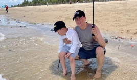 Việt Anh đưa con trai đi biển, fan yên tâm: 'May anh không đi Tây Ban Nha' 