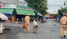 Cụ bà còng lưng mang rau đi bán khi chợ bị phong toả, 2 chiến sĩ CSGT có hành động nhận 'mưa' lời khen
