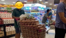 Hình ảnh gây tranh cãi nhất MXH: Người đàn ông vơ vét hết siêu thị trứng giữa mùa dịch khan hiếm