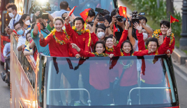 ĐT nữ Việt Nam diễu hành bằng xe buýt 2 tầng, hướng về tượng đài Bác để báo công