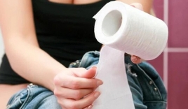 Thói quen dùng giấy vệ sinh sai cách dễ khiến chị em rước bệnh vào người