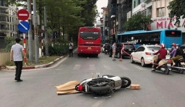 Khoảnh khắc cô gái đi xe SH tử vong thương tâm sau va chạm với ô tô khách 45 chỗ ở Hà Nội