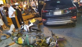 'Ma men' lái ô tô 7 chỗ tông 10 xe máy khiến 4 người bị thương trên phố Sài Gòn
