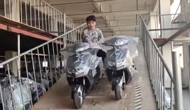 'Người vận chuyển' phiên bản đời thực khoe kỹ năng 2 tay 2 xe máy khiến dân tình bội phục